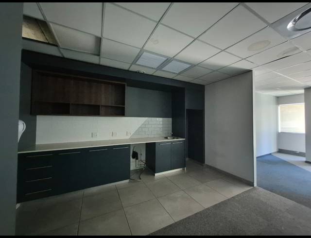 1,300M² OFFICE TO LET IN WAVERLEY